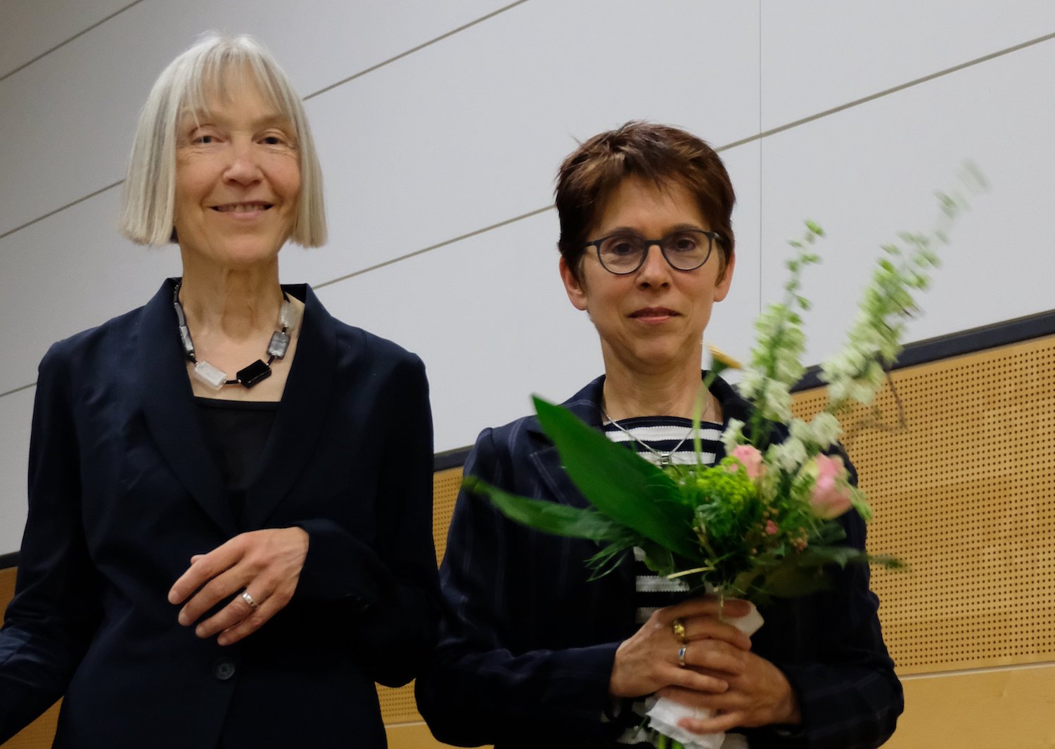 Gabriele Leupold und Marianne Gareis mit Blumenstrauß