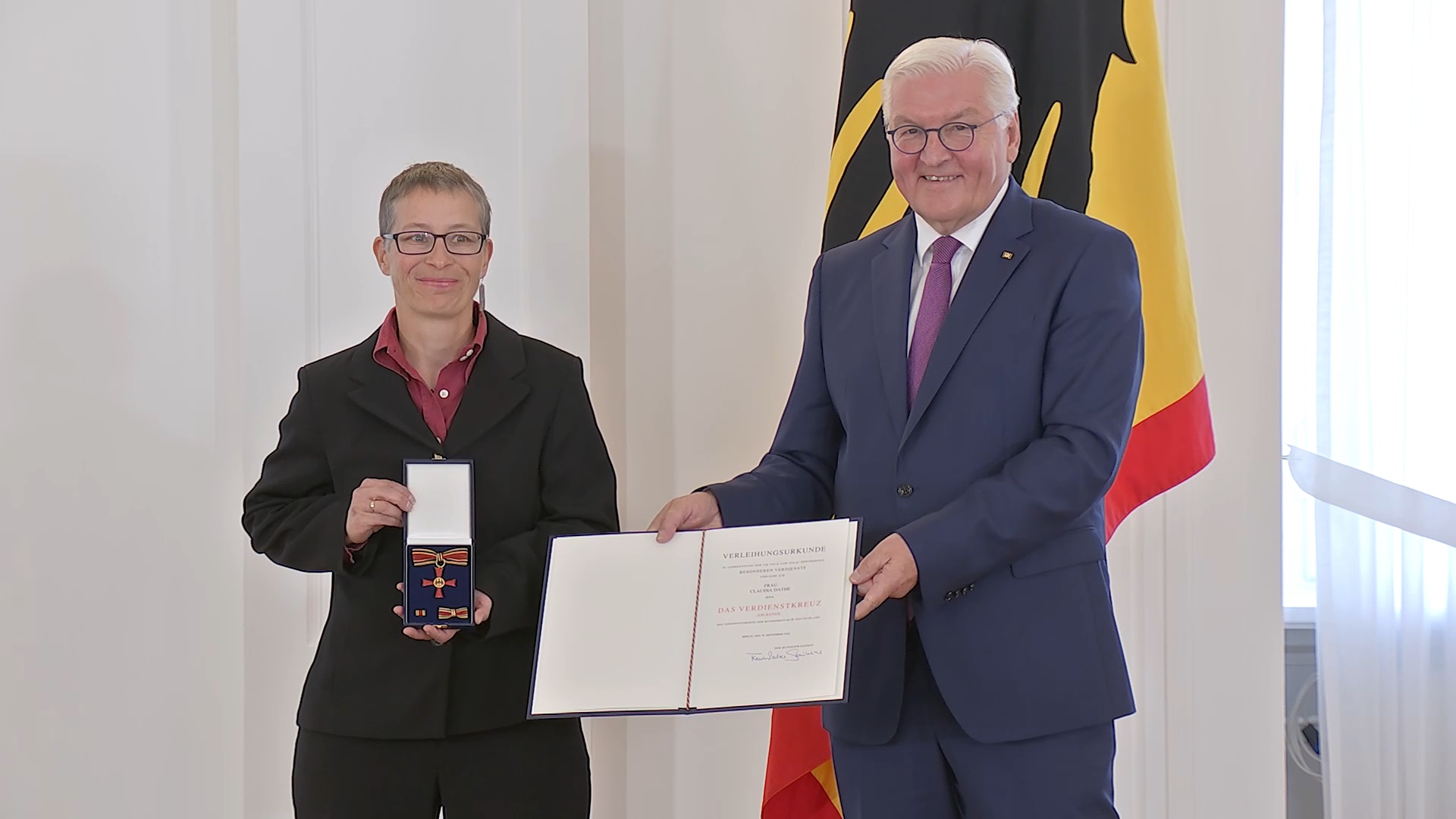 Übersetzerin Claudia Dathe mit dem Bundespräsidenten Frank-Walter Steinmeier; Screenshot aus dem Video der Ordensverleihung